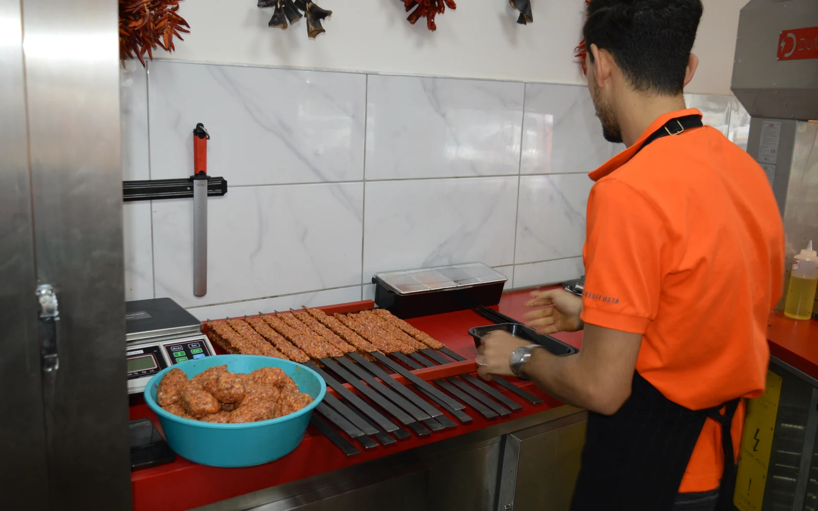 Dürümcü Reşit Usta ızgara başında kebap hazırlarken