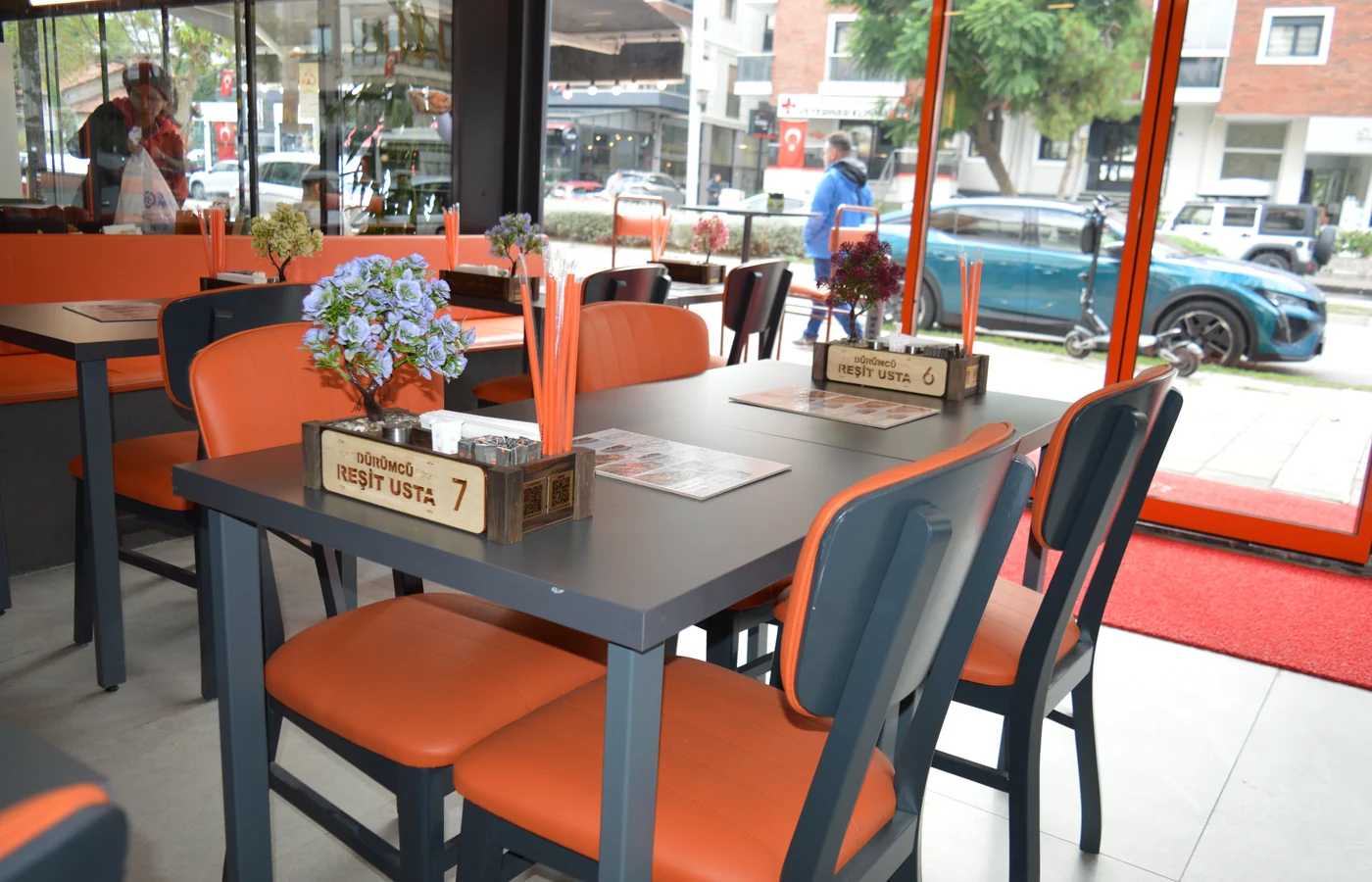 Restoran iç salon oturma alanı